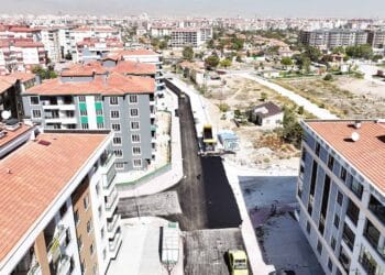 Karatay’da sıcak asfalt çalışmaları yoğun bir şekilde sürüyor