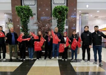 Konya Büyükşehir Belediyesi Gençlik Meclisi Türk bayrağı dağıttı