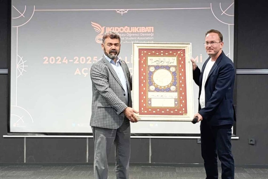 Murat Arslan (solda), görevini Eğitimci Muhammet İkbal Şenol’a (sağda) devretti. (Fotoğraf: İki Doğu İki Batı)