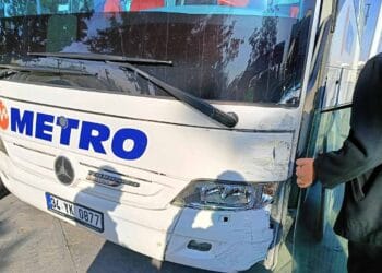 Ereğli’de yolcu otobüsü kırmızı ışıkta duran 2 araca çarptı