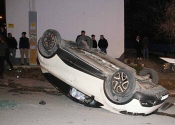 Beyşehir’de iki otomobil çarpıştı: 3 kişi yaralandı