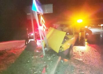 Derebucak’ta otomobil trafik levhasına çarptı: 6 yaralı