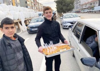 Kulu’da Esad rejiminin son bulması sebebiyle baklava ikramı