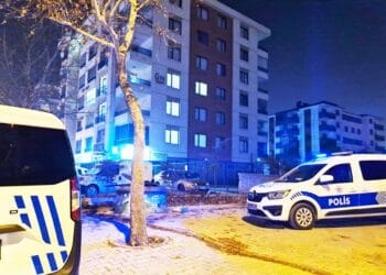 Polisi görünce havalandırma boşluğundan kaçıp üst kata kendini kilitledi