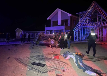 Konya’da otomobil kamyona çarpıp bahçeye uçtu: 2 yaralı