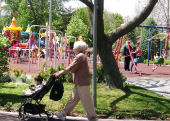 Konya’da vatandaşlar güneşli havayı parklarda değerlendirdi