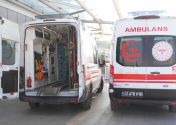 Beyşehir’de saman balyası aktarırken düşen kişi yaralandı