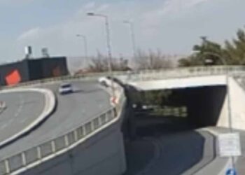 Konya’da otomobil üst geçitten yola düştü: 2 kişi yaralandı