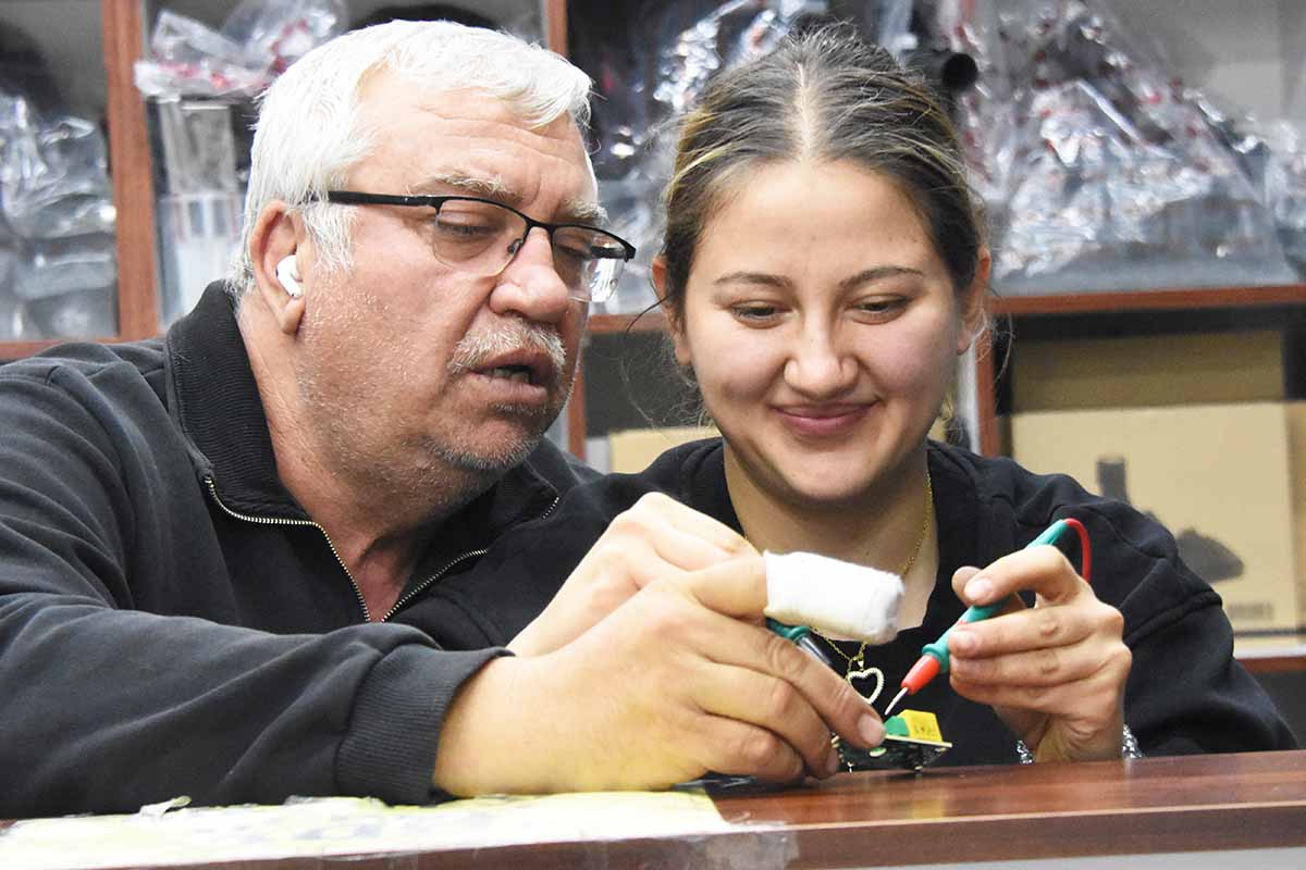 Konya’da baba ile kızları, 15 yıldır elektronik ev aletleri tamir ediyor