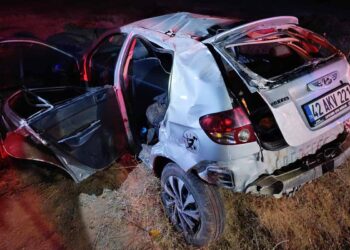 42 AKV 221 plakalı otomobil, kazanın ardından kullanılamaz hale geldi. (Fotoğraf: Hatice Ebru Koyuncu / Demirören Haber Ajansı / DHA)