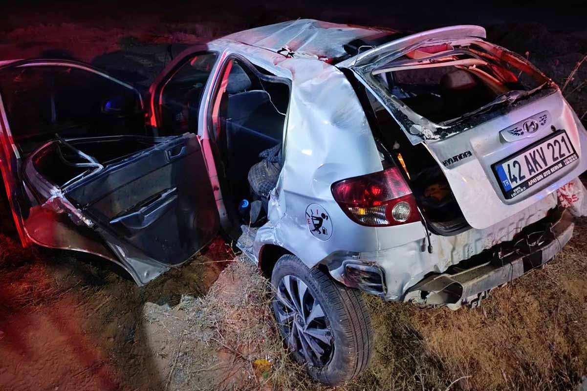 42 AKV 221 plakalı otomobil, kazanın ardından kullanılamaz hale geldi. (Fotoğraf: Hatice Ebru Koyuncu / Demirören Haber Ajansı / DHA)