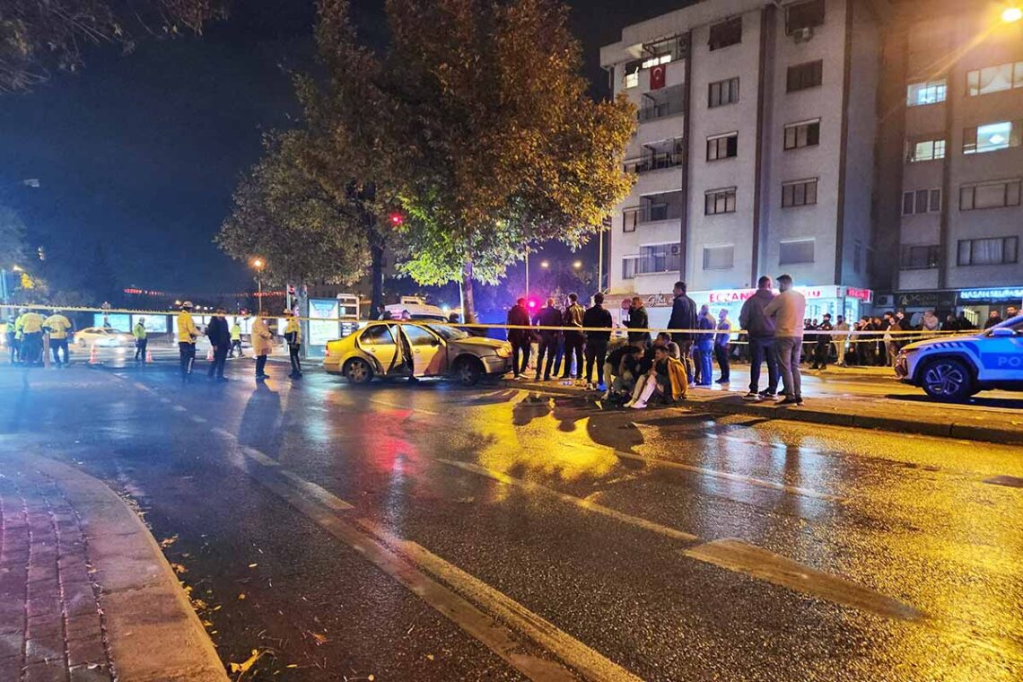 Çevredekilerin ihbarı üzerine kaza yerine sağlık ve polis ekipleri sevk edildi. (Fotoğraf: Hasan Dönmez / Demirören Haber Ajansı / DHA)