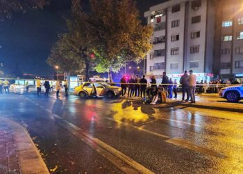 Çevredekilerin ihbarı üzerine kaza yerine sağlık ve polis ekipleri sevk edildi. (Fotoğraf: Hasan Dönmez / Demirören Haber Ajansı / DHA)