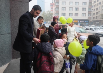 Konya’da mübarek üç ayların başlangıcında kutlanan ve yıllardır yaşatılan “Şivlilik” geleneği bu yıl da büyük bir coşkuyla devam etti. Sabahın erken saatlerinde sokağa çıkan çocuklar, ellerinde poşetlerle kapı kapı dolaşarak “Şivlilik” diyerek hediyelerini topladı.