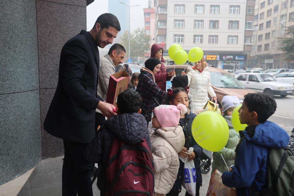 Konya’da mübarek üç ayların başlangıcında kutlanan ve yıllardır yaşatılan “Şivlilik” geleneği bu yıl da büyük bir coşkuyla devam etti. Sabahın erken saatlerinde sokağa çıkan çocuklar, ellerinde poşetlerle kapı kapı dolaşarak “Şivlilik” diyerek hediyelerini topladı.