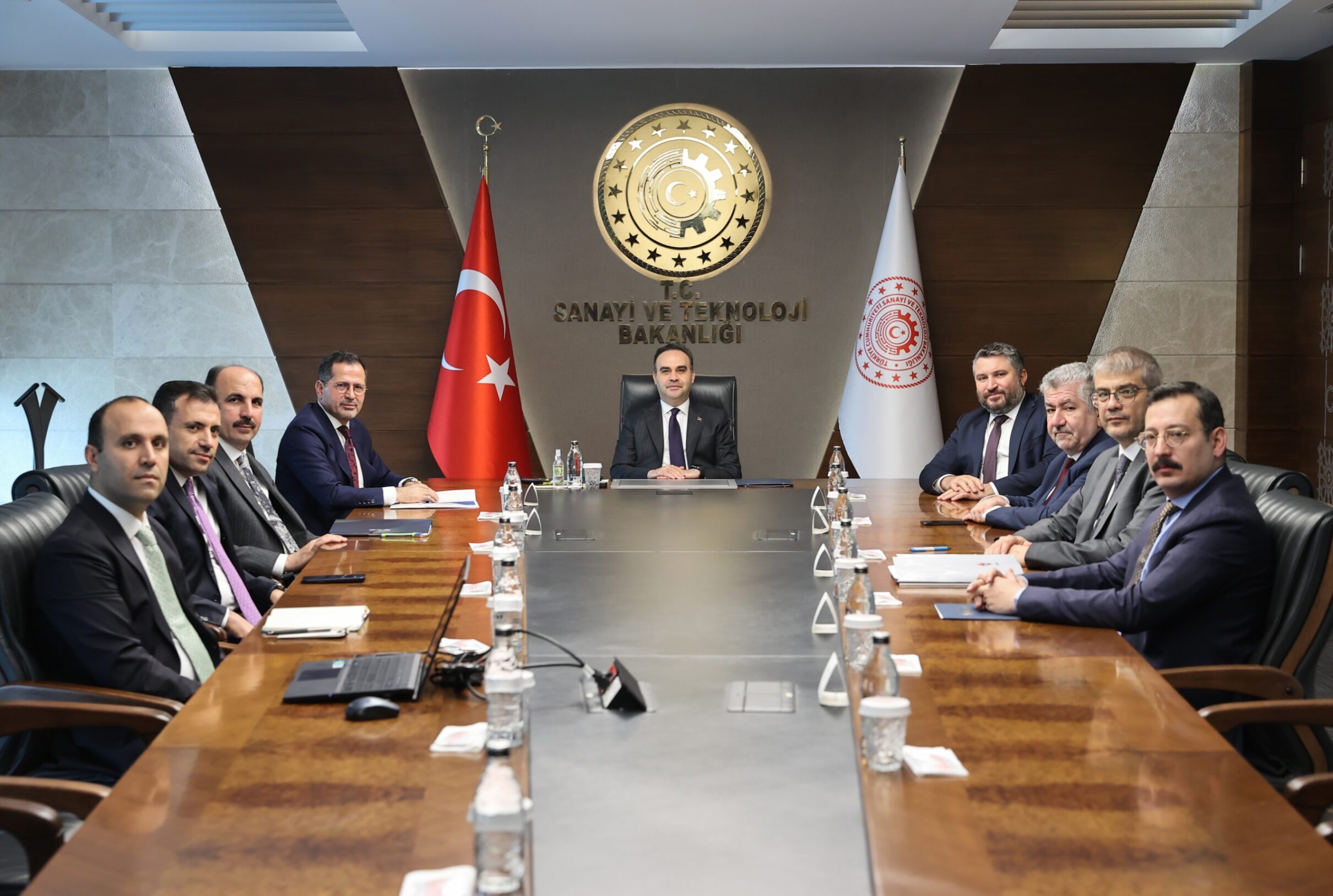AK Parti Konya Milletvekili Ziya Altunyaldız, Konya Büyükşehir Belediye Başkanı Uğur İbrahim Altay ve AK Parti Konya İl Başkanı Fatih Özgökçen, Sanayi ve Teknoloji Bakanı Mehmet Fatih Kacır’ı ziyaret etti.