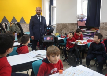 Konya’da üç ayların başlangıcında kutlanan ve kente özgü bir gelenek olan “Şivlilik”, bu kez okulda teknolojiyle buluştu. Selçuklu İbrahim Yapıcı İlkokulunda öğrenciler, şivlilik heyecanını yaşarken paylaşmanın önemini ve akran zorbalığının zararlarını okula gelen bir robottan dinledi.