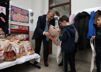 Konya Büyükşehir Belediyesi, üç ayların başlangıcında Konya’ya özgü şivlilik geleneğini yaşatmak amacıyla 31 ilçede 220 bin öğrenciye şivlilik hediyesi dağıttı. Özel beslenme gereksinimi olan çocuklar için de özel paketler hazırlandı.