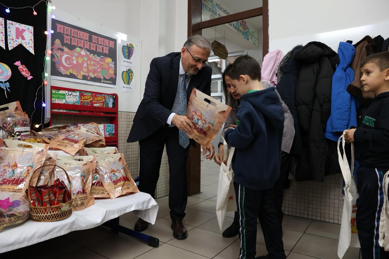 Konya Büyükşehir Belediyesi, üç ayların başlangıcında Konya’ya özgü şivlilik geleneğini yaşatmak amacıyla 31 ilçede 220 bin öğrenciye şivlilik hediyesi dağıttı. Özel beslenme gereksinimi olan çocuklar için de özel paketler hazırlandı.