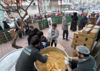 Konya’da üç ayların başlangıcında yaşatılan şivlilik geleneği, bu yıl farklı bir ikramla renklendi.