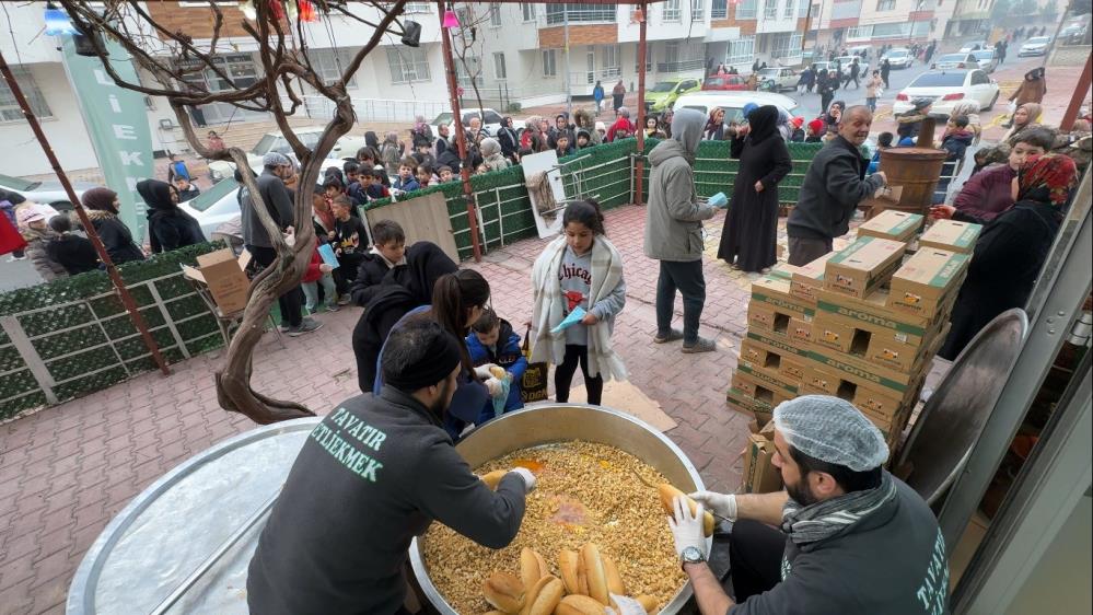 Konya’da üç ayların başlangıcında yaşatılan şivlilik geleneği, bu yıl farklı bir ikramla renklendi.