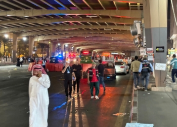 Suudi Arabistan'ın Mekke-i Mükerreme şehrinde kontrolünü kaybeden bir ring otobüsü, yolun karşısına geçmeye çalışan Türk kafilesine çarptı.