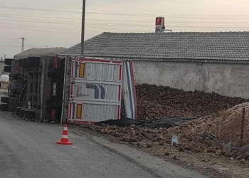 Konya’nın Karapınar ilçesinde pancar yüklü tır devrildi. Sürücü yara alarak kurtuldu.