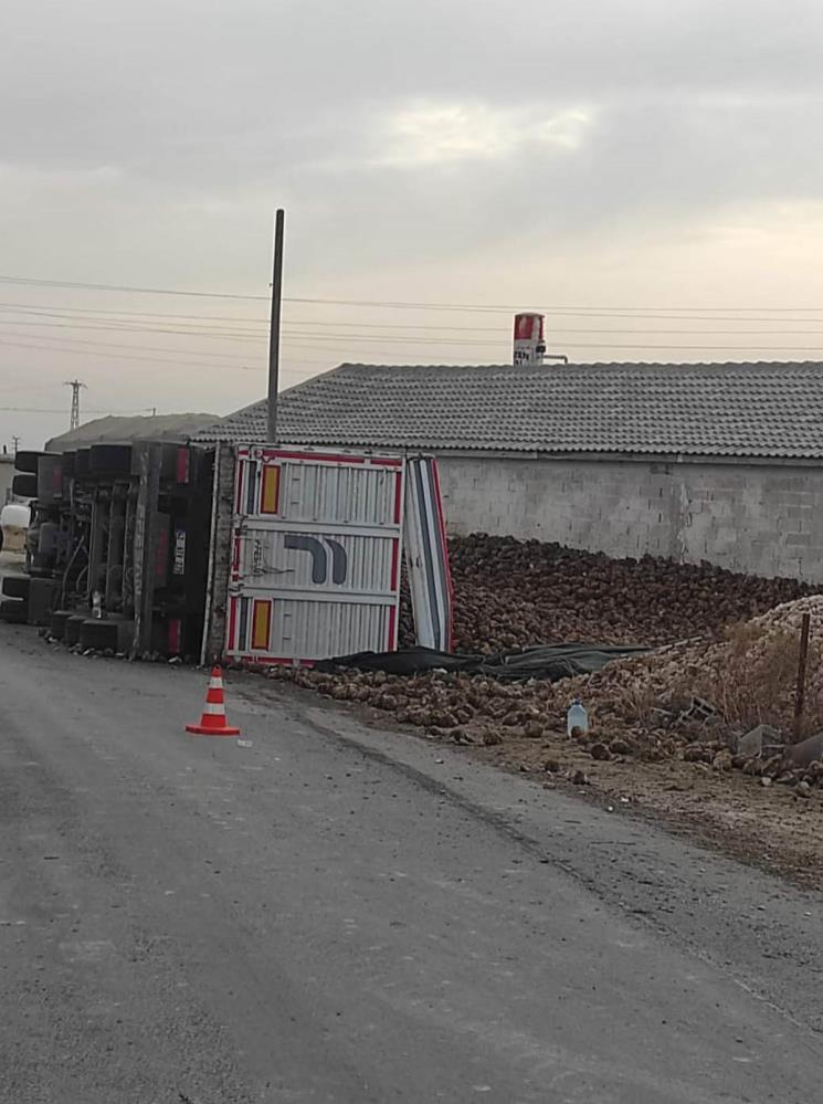 Konya’nın Karapınar ilçesinde pancar yüklü tır devrildi. Sürücü yara alarak kurtuldu.