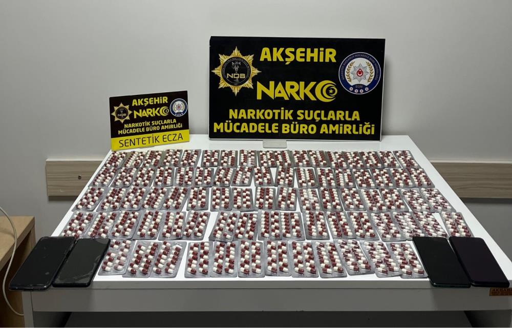 Konya’nın Akşehir ilçesinde polis ekiplerince düzenlenen uyuşturucu operasyonunda 1 kişi tutuklandı, bin 200 uyuşturucu hap ele geçirildi.