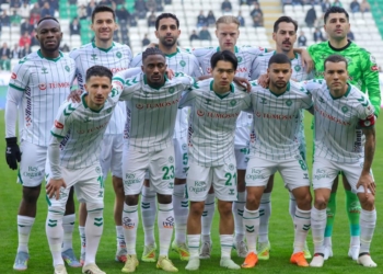 Trendyol Süper Lig'in ilk yarısını 17 puanla 13. sırada tamamlayan Konyaspor, savunmada zorlandı, büyük maçlarda galibiyet elde edemedi ve teknik direktör değişikliği sonrası henüz ilk zaferini yaşayamadı.