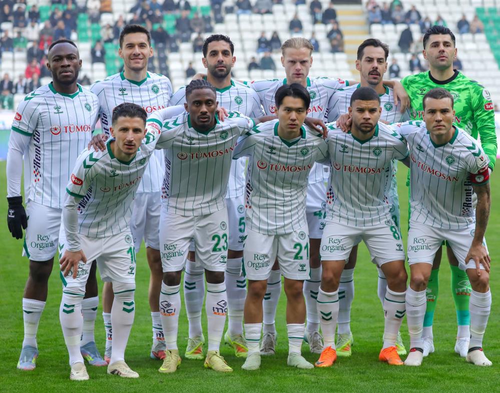 Trendyol Süper Lig'in ilk yarısını 17 puanla 13. sırada tamamlayan Konyaspor, savunmada zorlandı, büyük maçlarda galibiyet elde edemedi ve teknik direktör değişikliği sonrası henüz ilk zaferini yaşayamadı.