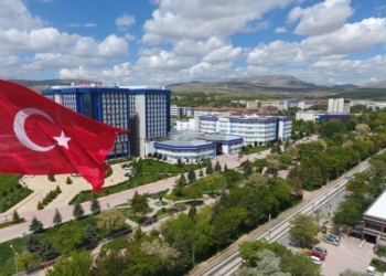 YÖK’ün 2025 Üniversite İzleme ve Değerlendirme Raporu’na göre Selçuk Üniversitesi, eğitimden Ar-Ge’ye, uluslararasılaşmadan toplumsal katkıya kadar 23 kategoride Türkiye’nin ilk 20 üniversitesi arasında yer aldı.