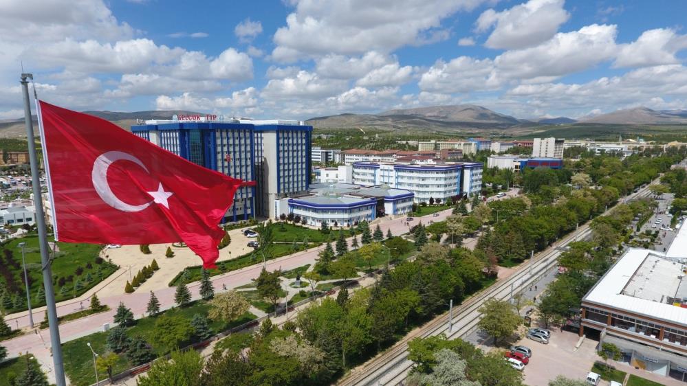 YÖK’ün 2025 Üniversite İzleme ve Değerlendirme Raporu’na göre Selçuk Üniversitesi, eğitimden Ar-Ge’ye, uluslararasılaşmadan toplumsal katkıya kadar 23 kategoride Türkiye’nin ilk 20 üniversitesi arasında yer aldı.