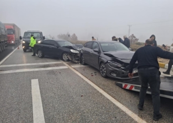 Konya Kulu'da sabah saatlerinde etkili olan yoğun sis, görüş mesafesini düşürerek ulaşımı olumsuz etkiledi; Konya-Ankara kara yolunda maddi hasarlı kazalar meydana geldi.