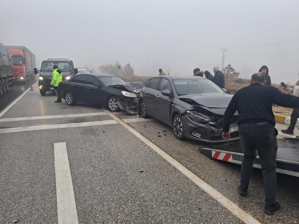 Konya Kulu'da sabah saatlerinde etkili olan yoğun sis, görüş mesafesini düşürerek ulaşımı olumsuz etkiledi; Konya-Ankara kara yolunda maddi hasarlı kazalar meydana geldi.