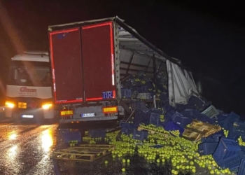 Konya’nın Beyşehir ilçesinde kontrolden çıkan bir tır, bariyerlere çarparak makas attı; sürücü yaralandı.