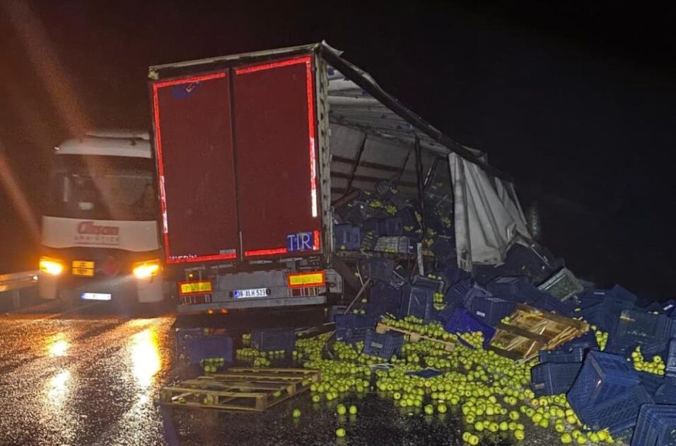 Konya’nın Beyşehir ilçesinde kontrolden çıkan bir tır, bariyerlere çarparak makas attı; sürücü yaralandı.