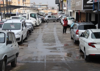 Ticaret Bakanlığı, ikinci el motosiklet, otomobil ve arazi taşıtlarında uygulanan; tescil tarihinden itibaren 6 ay ve 6 bin kilometre dolmadan satış yapılmasını yasaklayan düzenlemenin 1 Temmuz 2026’ya kadar devam edeceğini duyurdu.