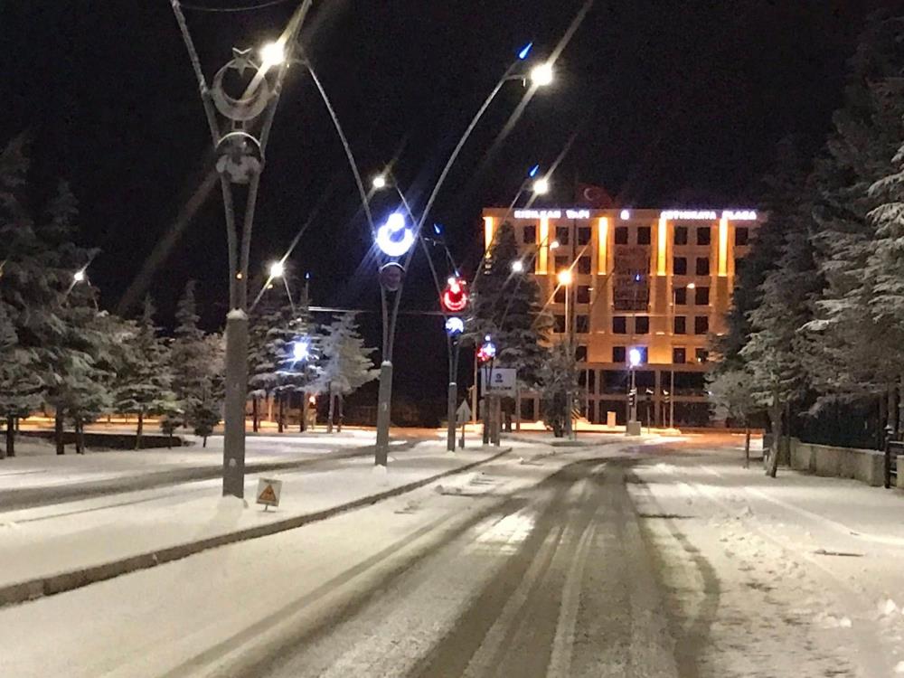 Konya’nın Ereğli ilçesine mevsimin ilk karı yağdı.