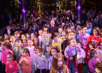 KONYA'NIN MERKEZ SELÇUKLU İLÇE BELEDİYESİ TARAFINDAN SELÇUKLU KONGRE MERKEZİ'NDE DÜZENLENEN VE 450 BİN KİŞİNİN KATILIM SAĞLADIĞI ŞİVLİLİK ÇOCUK BAYRAMI, BU YIL DA BÜYÜK BİR COŞKUYA SAHNE OLDU. BİNLERCE ÇOCUK 4 GÜN BOYUNCA OYUNLAR VE RENKLİ AKTİVİTELERLE UNUTULMAZ ANLAR YAŞADI. (İHA/KONYA-İHA)
Konya'nın merkez Selçuklu İlçe Belediyesi tarafından Selçuklu Kongre Merkezi'nde düzenlenen ve 450 bin kişinin katılım sağladığı Şivlilik Çocuk Bayramı, bu yıl da büyük bir coşkuya sahne oldu. Binlerce çocuk 4 gün boyunca oyunlar ve renkli aktivitelerle unutulmaz anlar yaşadı.