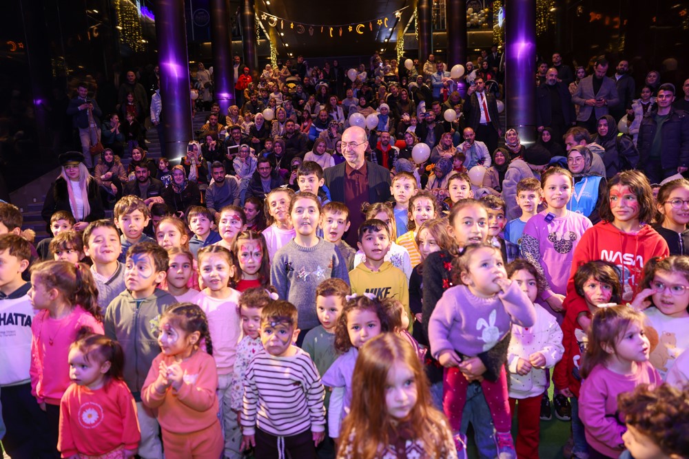 KONYA'NIN MERKEZ SELÇUKLU İLÇE BELEDİYESİ TARAFINDAN SELÇUKLU KONGRE MERKEZİ'NDE DÜZENLENEN VE 450 BİN KİŞİNİN KATILIM SAĞLADIĞI ŞİVLİLİK ÇOCUK BAYRAMI, BU YIL DA BÜYÜK BİR COŞKUYA SAHNE OLDU. BİNLERCE ÇOCUK 4 GÜN BOYUNCA OYUNLAR VE RENKLİ AKTİVİTELERLE UNUTULMAZ ANLAR YAŞADI. (İHA/KONYA-İHA)
Konya'nın merkez Selçuklu İlçe Belediyesi tarafından Selçuklu Kongre Merkezi'nde düzenlenen ve 450 bin kişinin katılım sağladığı Şivlilik Çocuk Bayramı, bu yıl da büyük bir coşkuya sahne oldu. Binlerce çocuk 4 gün boyunca oyunlar ve renkli aktivitelerle unutulmaz anlar yaşadı.