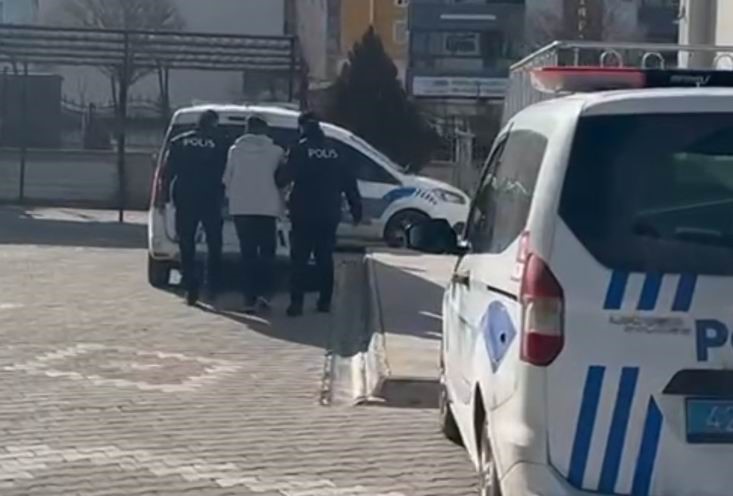 KONYA'NIN KULU İLÇESİNDE MEYDANA GELEN EVDEN HIRSIZLIK, OTO HIRSIZLIĞI VE MALA ZARAR VERME OLAYLARININ ŞÜPHELİSİ OLAN AKSARAY'DA YAKALANARAK GÖZALTINA ALINDI. (OĞUZHAN ERDOĞAN/KONYA-İHA)
Konya'nın Kulu ilçesinde meydana gelen evden hırsızlık, oto hırsızlığı ve mala zarar verme olaylarının şüphelisi polisin takibiyle Aksaray'da yakalandı.