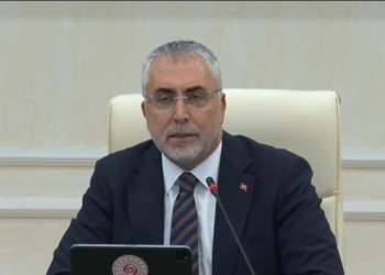 Çalışma ve Sosyal Güvenlik Bakanı Vedat Işıkhan, 1 Ocak 2026’dan itibaren geçerli olacak asgari ücretin net 28 bin 75 lira, brüt 33 bin 30 lira olarak belirlendiğini açıkladı.