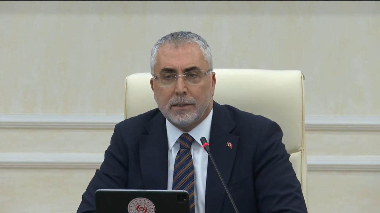 Çalışma ve Sosyal Güvenlik Bakanı Vedat Işıkhan, 1 Ocak 2026’dan itibaren geçerli olacak asgari ücretin net 28 bin 75 lira, brüt 33 bin 30 lira olarak belirlendiğini açıkladı.