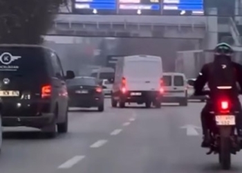 Konya'da bir minibüs sürücüsü makas atarak trafiği tehlikeye düşürdü.