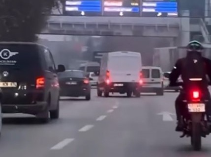 Konya'da bir minibüs sürücüsü makas atarak trafiği tehlikeye düşürdü.