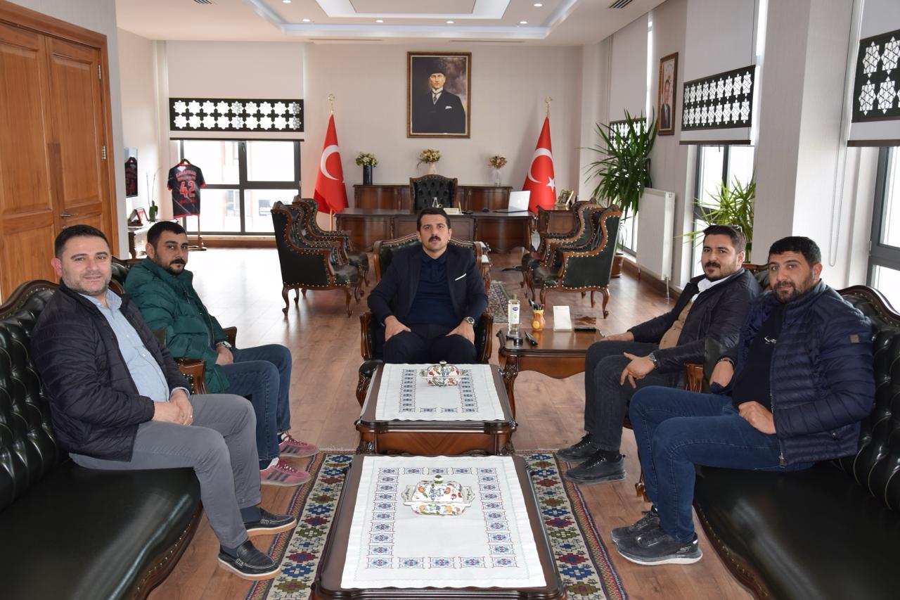 Konya’nın Karapınar ilçesinde faaliyet gösteren ALBA Voleybol Takımı’nın yeni yönetim kurulu, Karapınar Kaymakamı Şenol Öztürk’ü makamında ziyaret ederek yeni dönem hedeflerini paylaştı.