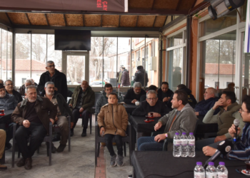 Selçuk Üniversitesi Bilim İletişimi Ofisi tarafından YÖK öncülüğünde ve Bilim Kafe etkinlikleri kapsamında akademisyenler, Ladik Mahallesi'nde vatandaşlarla buluştu. Tıp, diş hekimliği ve veteriner fakültesinden öğretim elemanları vatandaşların sorularını yanıtladı.