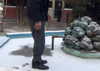 Karapınar’da dondurucu soğuktan süs havuzu buz tuttu