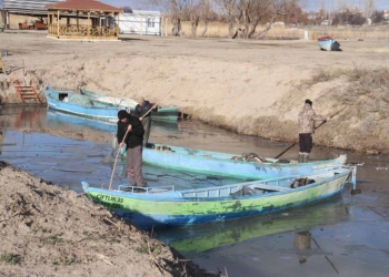 Beyşehir Gölü buz tuttu, balıkçılar avlanmaya ara verdi